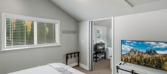 Adorable Cottage by Scenic Waterfront Park