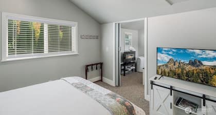 Adorable Cottage by Scenic Waterfront Park