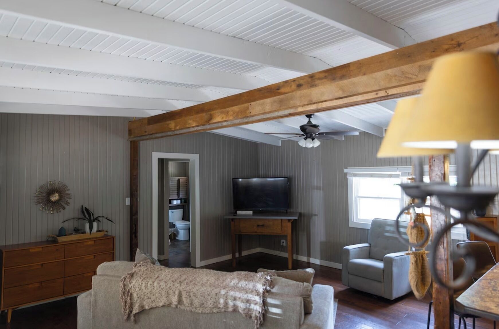 TV connectée, jeux vidéo, lecteur de DVD, livres