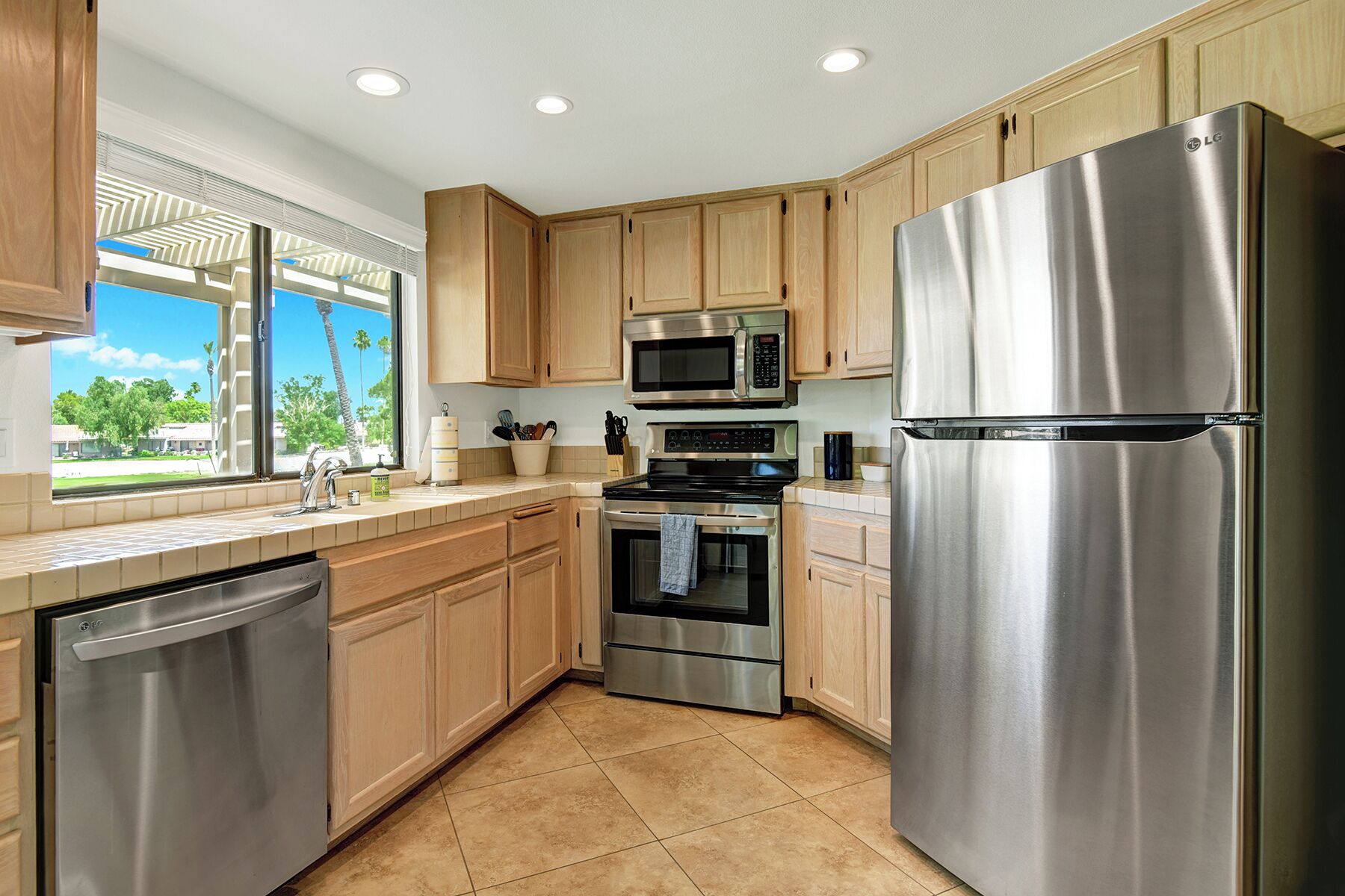 Fridge, oven, stovetop, dishwasher