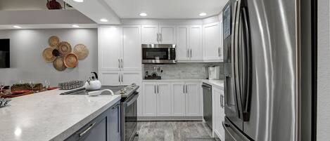 Een koelkast, een magnetron, een oven, een kookplaat