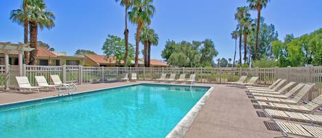 Een verwarmd zwembad