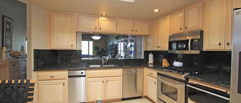 Geladeira, micro-ondas, fogão, cooktop