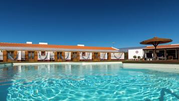 Utomhuspool och solstolar