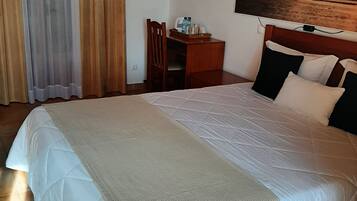 Habitació doble estàndard, pati, vistes al jardí | Wifi gratuïta i habitacions accessibles amb cadira de rodes