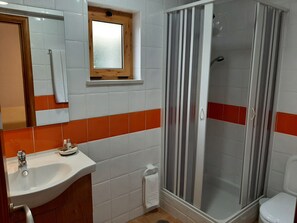 Quarto casal standard, varanda, vista para o jardim | Banheiro