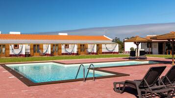 Piscina a l'aire lliure i gandules