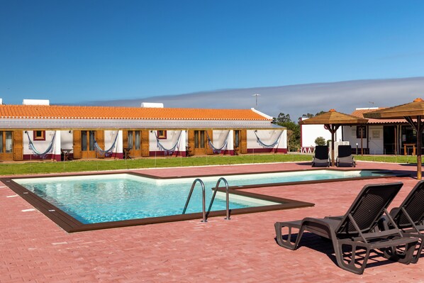 Piscina a l'aire lliure i gandules