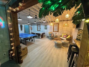 Games room - The Sleepy Tiki - Game room, Tiki lounge, Fire pit, Fenced yard – Pet friendly! (Mason)