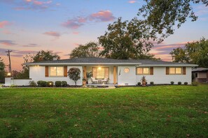 Exterior - The Sleepy Tiki - Game room, Tiki lounge, Fire pit, Fenced yard – Pet friendly! (Mason)