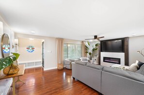 Smart TV, fireplace, table tennis