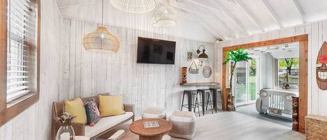 Smart-TV, Kamin, Tischtennisplatte