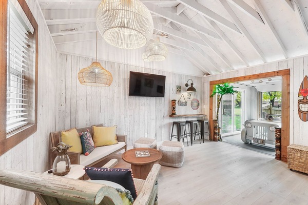 Smart TV, lareira, mesa de pingue-pongue