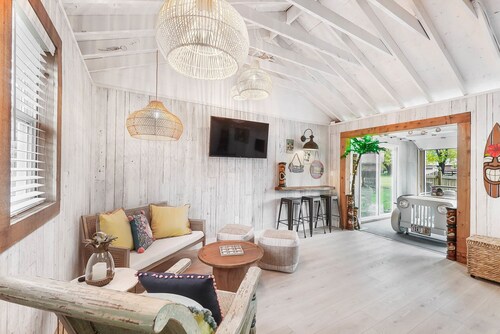 The Sleepy Tiki - Game room, Tiki lounge, Fire pit, Fenced yard – Pet friendly!