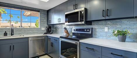 Refrigerador, microondas, horno y parrilla de estufa