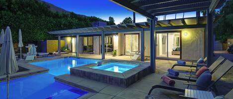 Een verwarmd zwembad