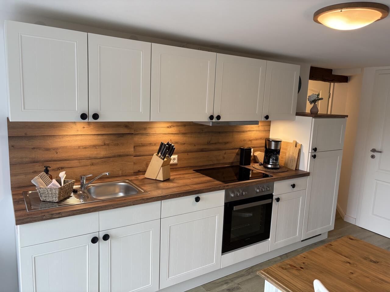 ثلاجة، فرن، غسالة أطباق، ماكينة لصنع القهوة/الشاي