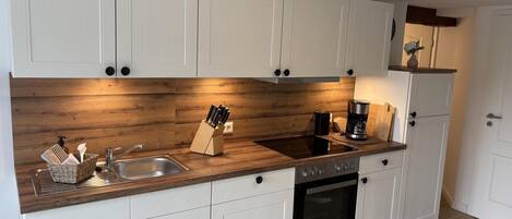 Een koelkast, een oven, een vaatwasser, een koffiezetapparaat/waterkoker