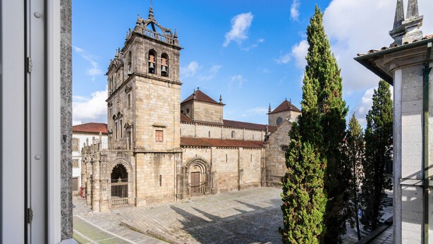 A historic building with a prominent tower and arched entrance. - Bracara Home By Minhos Guest (Braga)