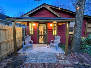 Exterior - Rosebud Retreat Cottage In Historic Plaza Midwood Walkable to EVERYTHING (Charlotte)
