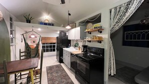 Een magnetron, een oven, een kookplaat, een vaatwasser