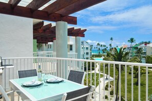 Outdoor dining - Playa Turquesa B-402 Premier Beachfront Ocean View 150mbps Wifi (Punta Cana)