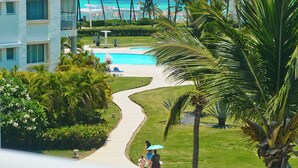 Ein Resort mit Pool, Palmen und Meerblick.