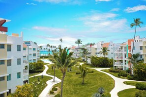 Property grounds - Playa Turquesa B-402 Premier Beachfront Ocean View 150mbps Wifi (Punta Cana)