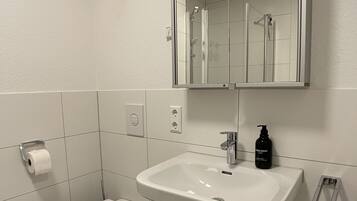 Regadera, secadora de cabello, toallas, jabón