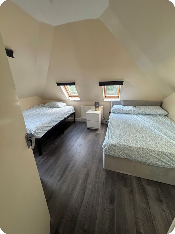 2 室のベッドルーム、WiFi、ベッドシーツ