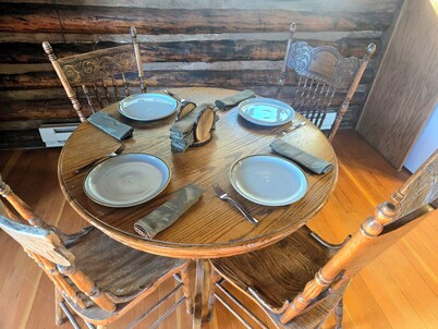 Rustic Cabin ~ Private Mtn Views ~ Dog Friendly