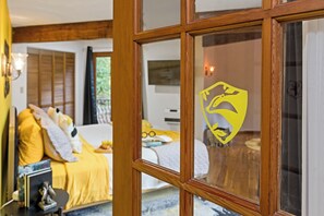 4 bedrooms, desk, iron/ironing board, free WiFi