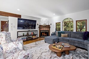 Smart-TV, Kamin, Bücher