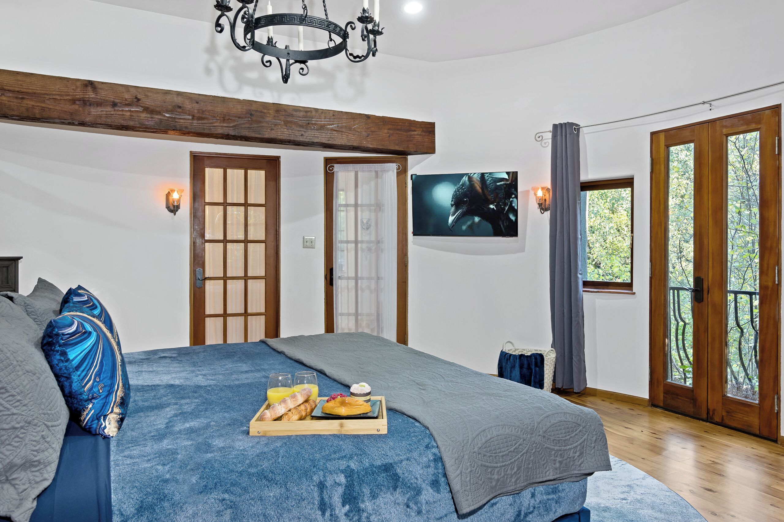 4 quartos, escrivaninha, ferros/tábuas de passar roupa