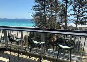 Property grounds - Relaxed Coastal Retreat 🌴 Family-Friendly 3BR – Minutes to Beach & Airport (Coolangatta)