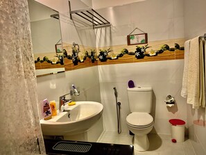 Dusj, hårføner, håndklær og såpe