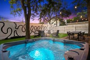 Outdoor dining - Western Boots & Spa-Hot Tub, BBQ, Firepit, Gameroom & Good Times! (Houston)