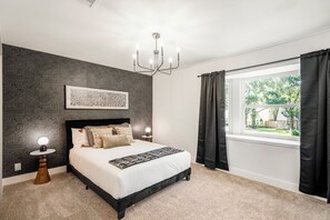 4 bedrooms, iron/ironing board, WiFi, bed sheets - Western Boots & Spa-Hot Tub, BBQ, Firepit, Gameroom & Good Times! (Houston)
