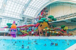 Ein großer Indoor-Wasserpark mit zahlreichen Rutschen und Pools.