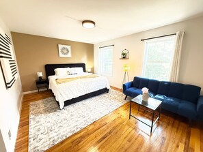 3 habitaciones, escritorio y tabla de planchar con plancha 