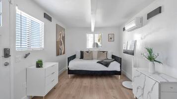 Desk, iron/ironing board, WiFi, bed sheets