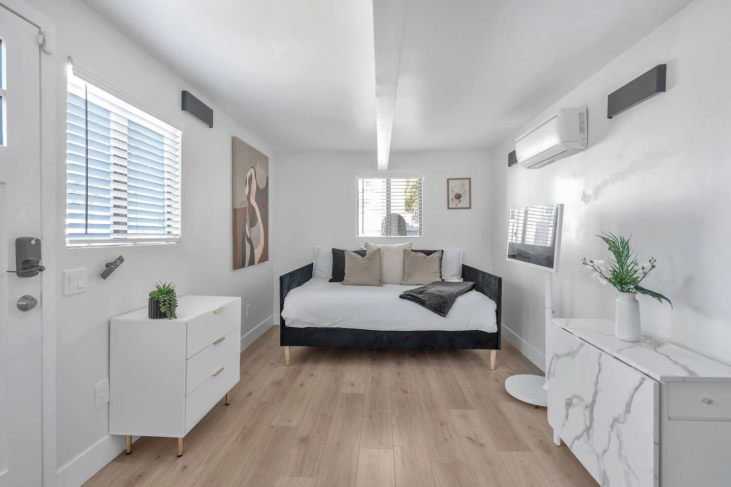 4 habitaciones, tabla de planchar con plancha, wifi y ropa de cama 