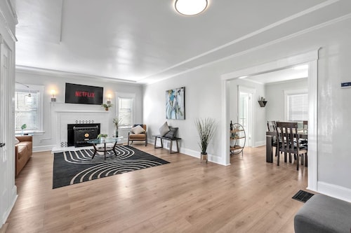 Bay-Area Escape w/ Driveway Parking – Sleeps 8