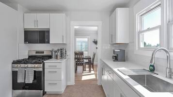 Een koelkast, een magnetron, een oven, een kookplaat