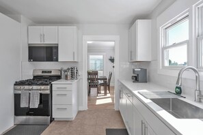 Frigorifero, microonde, forno, piano cottura