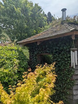 Property grounds - Artist's Hawkhurst Home with Heated Pool & Sauna (Hawkhurst)