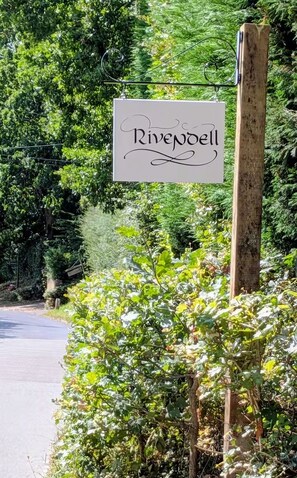 Property grounds - Artist's Hawkhurst Home with Heated Pool & Sauna (Hawkhurst)