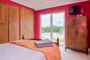 4 bedrooms, iron/ironing board, WiFi, bed sheets - Artist's Hawkhurst Home with Heated Pool & Sauna (Hawkhurst)