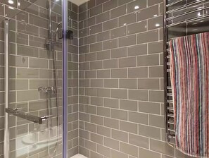 Shower, jetted bath, hair dryer, bidet - Artist's Hawkhurst Home with Heated Pool & Sauna (Hawkhurst)