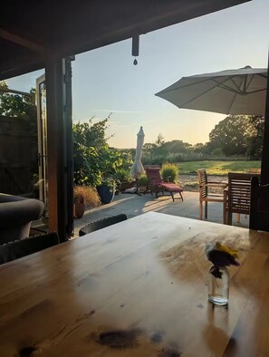 Outdoor dining - Artist's Hawkhurst Home with Heated Pool & Sauna (Hawkhurst)